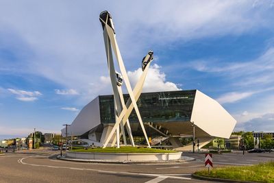Nicht zu übersehen: Vor dem Porsche Museum in Stuttgart-Zuffenhausen ragt eine Skulptur mit drei Stelen, jeweils gekrönt von einem Porsche 911, in die Luft