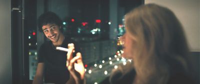Annäherungsversuche: Der junge Marokkaner Malik (Habib Adda) teilt sich mit Mathilda Marquardt (Barbara Sukowa) einen Joint