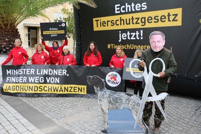 VIER PFOTEN protestiert bei FDP-Wahlkampfveranstaltung gegen das Kupieren von Jagdhundeschwänzen