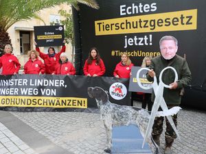 VIER PFOTEN protestiert bei FDP-Wahlkampfveranstaltung gegen das Kupieren von Jagdhundeschwänzen VIER PFOTEN protestiert bei FDP-Wahlkampfveranstaltung gegen das Kupieren von Jagdhundeschwänzen