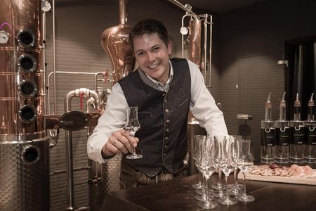 Beim Besuch des Alpin Life Resort Lürzerhof in Untertauern/Österreich schauen Gäste Eigentümer Harald Habersatter in der hauseigenen Brennerei bei der Herstellung von Edelbränden und Likören über die Schulter