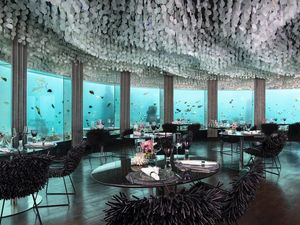In sechs Metern Tiefe gelegen, ist das Restaurant die erste Location weltweit, in der Gäste unter Wasser in den Genuss einer peruanisch-japanischen Fusionsküche kommen
