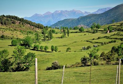 Auf den Spuren spanischer Hirten und Bauern: Die Selfguided-Reise von Hauser Exkursionen führt durch das Hinterland der südlichen Pyrenäen mit Blick auf die Bergkette von Comillini