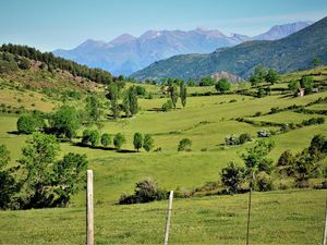 Auf den Spuren spanischer Hirten und Bauern: Die Selfguided-Reise von Hauser Exkursionen führt durch das Hinterland der südlichen Pyrenäen mit Blick auf die Bergkette von Comillini Auf den Spuren spanischer Hirten und Bauern: Die Selfguided-Reise von Hauser Exkursionen führt durch das Hinterland der südlichen Pyrenäen mit Blick auf die Bergkette von Comillini