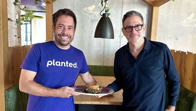 Pascal Bieri (links) und Peter Prislin mit dem neuen Bagel