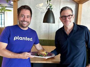 Pascal Bieri (links) und Peter Prislin mit dem neuen Bagel Pascal Bieri (links) und Peter Prislin mit dem neuen Bagel