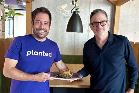 Pascal Bieri (links) und Peter Prislin mit dem neuen Bagel