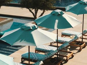 Der unverwechselbare Stil von Burberry kommt nach Athen und läutet eine Saison voller Mode, Freizeitgenuss und mediterranem Lebensgefühl ein Der unverwechselbare Stil von Burberry kommt nach Athen und läutet eine Saison voller Mode, Freizeitgenuss und mediterranem Lebensgefühl ein