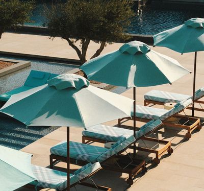Der unverwechselbare Stil von Burberry kommt nach Athen und läutet eine Saison voller Mode, Freizeitgenuss und mediterranem Lebensgefühl ein