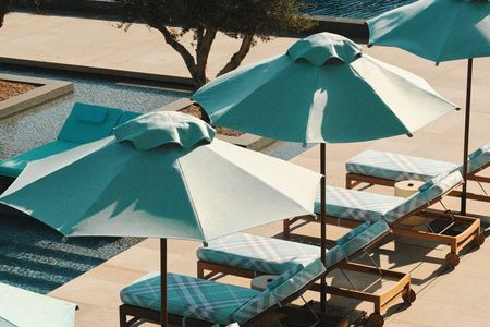 Der unverwechselbare Stil von Burberry kommt nach Athen und läutet eine Saison voller Mode, Freizeitgenuss und mediterranem Lebensgefühl ein