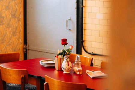 Zimmer, Tagescafé und Frühstücksraum im Retro-Stil im Molo Rouge
