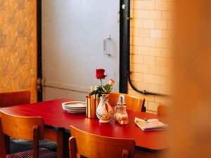 Zimmer, Tagescafé und Frühstücksraum im Retro-Stil im Molo Rouge