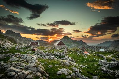 Traditionelle Katuns prägen bis heute die Hochlagen des Naturparks Komovi im Osten Montenegros