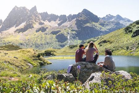 Gute Aussichten auf Erfrischung – bei einer kombinierten „E-Bike & Hike“-Tour gelangen Sommergäste in St. Anton am Arlberg an ungeahnt hochalpine Orte wie den Langsee im hinteren Silbertal