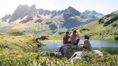 Gute Aussichten auf Erfrischung – bei einer kombinierten „E-Bike & Hike“-Tour gelangen Sommergäste in St. Anton am Arlberg an ungeahnt hochalpine Orte wie den Langsee im hinteren Silbertal