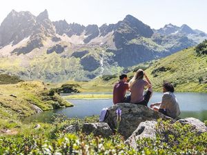 Gute Aussichten auf Erfrischung – bei einer kombinierten „E-Bike & Hike“-Tour gelangen Sommergäste in St. Anton am Arlberg an ungeahnt hochalpine Orte wie den Langsee im hinteren Silbertal Gute Aussichten auf Erfrischung – bei einer kombinierten „E-Bike & Hike“-Tour gelangen Sommergäste in St. Anton am Arlberg an ungeahnt hochalpine Orte wie den Langsee im hinteren Silbertal
