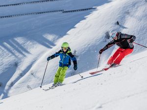 In der Nachsaison lohnt sich frühes Aufstehen. Denn gerade vormittags herrschen auf den Pisten im hochalpinen Arlberggebiet beste Skibedingungen für kleine und große Berghaus-Schröcken-Gäste In der Nachsaison lohnt sich frühes Aufstehen. Denn gerade vormittags herrschen auf den Pisten im hochalpinen Arlberggebiet beste Skibedingungen für kleine und große Berghaus-Schröcken-Gäste