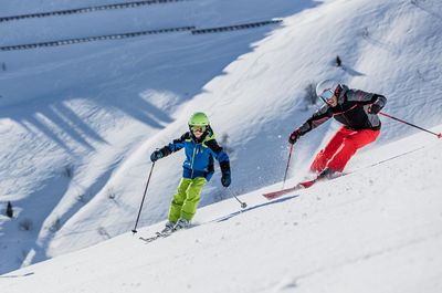 In der Nachsaison lohnt sich frühes Aufstehen. Denn gerade vormittags herrschen auf den Pisten im hochalpinen Arlberggebiet beste Skibedingungen für kleine und große Berghaus-Schröcken-Gäste