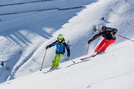 In der Nachsaison lohnt sich frühes Aufstehen. Denn gerade vormittags herrschen auf den Pisten im hochalpinen Arlberggebiet beste Skibedingungen für kleine und große Berghaus-Schröcken-Gäste