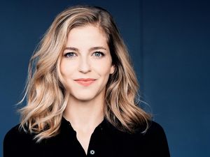 Die strahlende Newcomerin Karina Canellakis ist seit drei Jahren erste Gastdirigentin des englischen Spitzenensembles Die strahlende Newcomerin Karina Canellakis ist seit drei Jahren erste Gastdirigentin des englischen Spitzenensembles