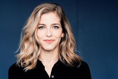 Die strahlende Newcomerin Karina Canellakis ist seit drei Jahren erste Gastdirigentin des englischen Spitzenensembles