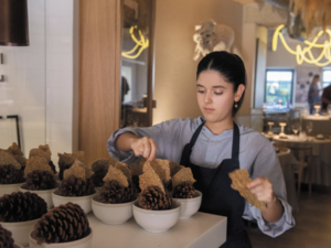 Von Kartoffeln bis Tannenzapfen – in Vilnius verwandeln Köche die baltische Speisekammer in ein nachhaltiges Fine-Dining-Erlebnis während der Vilnius Gastronomy Week 2025 Von Kartoffeln bis Tannenzapfen – in Vilnius verwandeln Köche die baltische Speisekammer in ein nachhaltiges Fine-Dining-Erlebnis während der Vilnius Gastronomy Week 2025