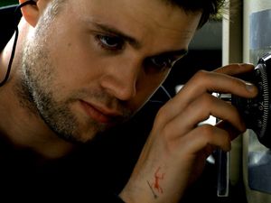 Niki (Leo Woodall) wird zum Tresorknacker, um Harry aus seinen finanziellen Schwierigkeiten zu befreien Niki (Leo Woodall) wird zum Tresorknacker, um Harry aus seinen finanziellen Schwierigkeiten zu befreien
