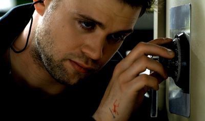 Niki (Leo Woodall) wird zum Tresorknacker, um Harry aus seinen finanziellen Schwierigkeiten zu befreien