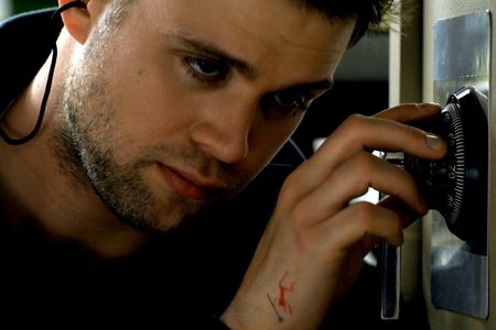 Niki (Leo Woodall) wird zum Tresorknacker, um Harry aus seinen finanziellen Schwierigkeiten zu befreien