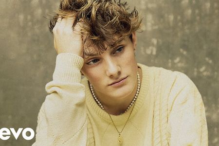 Mit seinem brandneuen Album "Love Me For Another Day" geht Thomas Day nun auf seine allererste Headline-Tournee in Europa