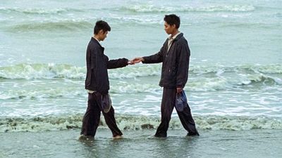 Nam (Thanh Hài Phąm) will übers Meer auswandern, Việt (Duy Bảo Định Đào) ist darüber unglücklich
