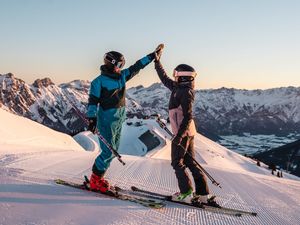 Wintervielfalt im Hotel Der Löwe: Skifahrer genießen den ersten Schwung am Morgen Wintervielfalt im Hotel Der Löwe: Skifahrer genießen den ersten Schwung am Morgen