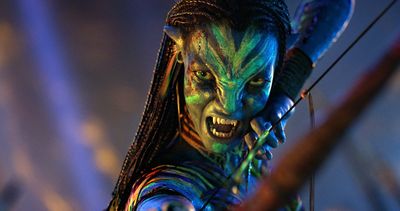 Die Na’vi Kriegerin Neytiri (Zoe Saldaña) im Kampf 