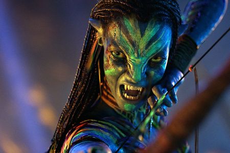 Die Na’vi Kriegerin Neytiri (Zoe Saldaña) im Kampf 