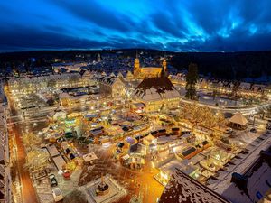 Weihnachten im Schwarzwald XXL: Der Freudenstädter Marktplatz ist nicht nur zur Adventszeit ein Hingucker. Der größte Marktplatz Deutschlands wurde 1599 erbaut und bietet zwischen seinen umsäumenden Arkadengängen reichlich Platz für den Weihnachtsma Weihnachten im Schwarzwald XXL: Der Freudenstädter Marktplatz ist nicht nur zur Adventszeit ein Hingucker. Der größte Marktplatz Deutschlands wurde 1599 erbaut und bietet zwischen seinen umsäumenden Arkadengängen reichlich Platz für den Weihnachtsmarkt