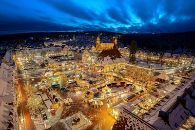 Weihnachten im Schwarzwald XXL: Der Freudenstädter Marktplatz ist nicht nur zur Adventszeit ein Hingucker. Der größte Marktplatz Deutschlands wurde 1599 erbaut und bietet zwischen seinen umsäumenden Arkadengängen reichlich Platz für den Weihnachtsmarkt