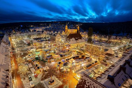 Weihnachten im Schwarzwald XXL: Der Freudenstädter Marktplatz ist nicht nur zur Adventszeit ein Hingucker. Der größte Marktplatz Deutschlands wurde 1599 erbaut und bietet zwischen seinen umsäumenden Arkadengängen reichlich Platz für den Weihnachtsmarkt
