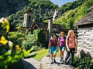 Unterwegs zu den Splüi von Foroglio: Ein ruhiger Wanderweg führt vorbei an jahrhundertealten Steinhäusern, eingebettet in die wilde Landschaft des Val Bavona Unterwegs zu den Splüi von Foroglio: Ein ruhiger Wanderweg führt vorbei an jahrhundertealten Steinhäusern, eingebettet in die wilde Landschaft des Val Bavona