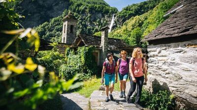 Unterwegs zu den Splüi von Foroglio: Ein ruhiger Wanderweg führt vorbei an jahrhundertealten Steinhäusern, eingebettet in die wilde Landschaft des Val Bavona