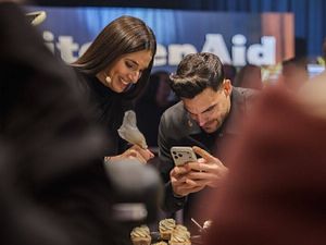 Sally Özcan und Stefano Zarrella sollen als neue Kitchen-Aid-Gesichter die Marke emotionalisieren und nahbarer machen Sally Özcan und Stefano Zarrella sollen als neue Kitchen-Aid-Gesichter die Marke emotionalisieren und nahbarer machen