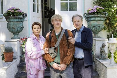 Großmutter Inge (Senta Berger), Joachim (Bruno Alexander) und sein Großvater Hermann (Michael Wittenborn) haben es nicht leicht miteinander