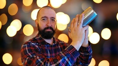 Laszlo Bellovic, Gründer der ersten Gin & Tonic Bar in Bad Reichenhall, hat seine Leidenschaft für die Gastronomie von klein auf entwickelt und seine Berufung schließlich in der Alpenstadt gefunden