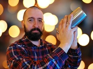 Laszlo Bellovic, Gründer der ersten Gin & Tonic Bar in Bad Reichenhall, hat seine Leidenschaft für die Gastronomie von klein auf entwickelt und seine Berufung schließlich in der Alpenstadt gefunden Laszlo Bellovic, Gründer der ersten Gin & Tonic Bar in Bad Reichenhall, hat seine Leidenschaft für die Gastronomie von klein auf entwickelt und seine Berufung schließlich in der Alpenstadt gefunden