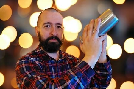 Laszlo Bellovic, Gründer der ersten Gin & Tonic Bar in Bad Reichenhall, hat seine Leidenschaft für die Gastronomie von klein auf entwickelt und seine Berufung schließlich in der Alpenstadt gefunden