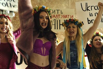 Oksana (Albina Korzh 2.v.l.),Inna (Maryna Koshkina) und ihre Mitstreiterinnen noch angezogen