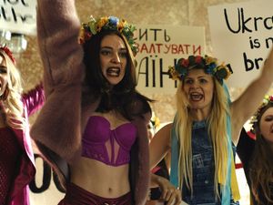 Oksana (Albina Korzh 2.v.l.),Inna (Maryna Koshkina) und ihre Mitstreiterinnen noch angezogen Oksana (Albina Korzh 2.v.l.),Inna (Maryna Koshkina) und ihre Mitstreiterinnen noch angezogen