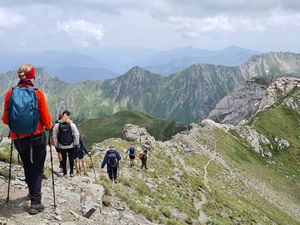 Entlang des grenzüberschreitenden High Scardus Trails führt Slow-Trekking-Pionier Hauser Exkursionen seine Gäste auf noch wenig beschrittenen Pfaden durch die majestätische Bergwelt Entlang des grenzüberschreitenden High Scardus Trails führt Slow-Trekking-Pionier Hauser Exkursionen seine Gäste auf noch wenig beschrittenen Pfaden durch die majestätische Bergwelt