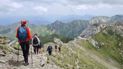 Entlang des grenzüberschreitenden High Scardus Trails führt Slow-Trekking-Pionier Hauser Exkursionen seine Gäste auf noch wenig beschrittenen Pfaden durch die majestätische Bergwelt 