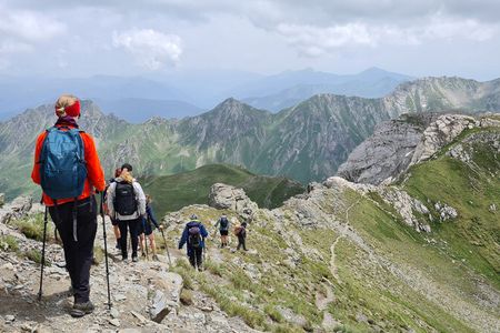 Entlang des grenzüberschreitenden High Scardus Trails führt Slow-Trekking-Pionier Hauser Exkursionen seine Gäste auf noch wenig beschrittenen Pfaden durch die majestätische Bergwelt 