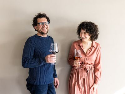 „Weisses Kreuz“-Chefin Mara Theiner und ihr Vater Thomas sind nicht zufällig Sommeliers, zählt ihr Vier-Sterne-Superior-Haus im Vinschgau doch zu den Südtiroler Vinum Hotels. Im hauseigenen Weinkeller veranstalten sie regelmäßig Degustationen für die Gäste